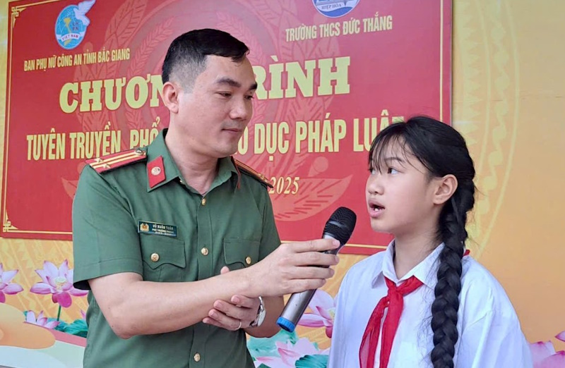 Công an tỉnh tuyên truyền, phổ biến giáo dục pháp luật tại trường THCS Đức&nbsp;Thắng