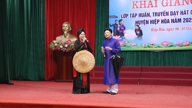 Hiệp Hoà: Khai giảng lớp tập huấn truyền dạy hát quan&nbsp;họ