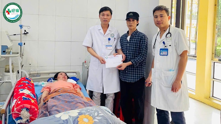Trung tâm Y tế huyện trao tặng 40 triệu đồng cho bệnh nhân mắc bệnh hiểm nghèo phải điều trị dài&nbsp;ngày