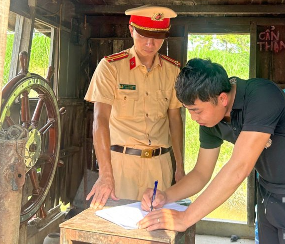 Vận động chủ phương tiện thuỷ tự tháo dỡ thiết bị hút cát, sỏi trái phép trên sông&nbsp;Cầu