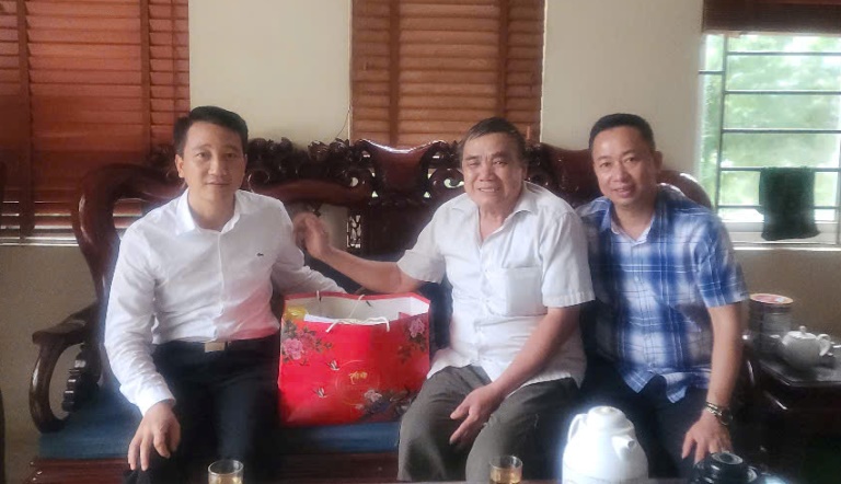 Lãnh đạo Đảng ủy xã Hoàng Vân thăm, tặng quà gia đình chính sách, người có công nhân kỷ niệm 78 năm ngày Thương binh, liệt sỹ (27/7/1947-27/7/2025)