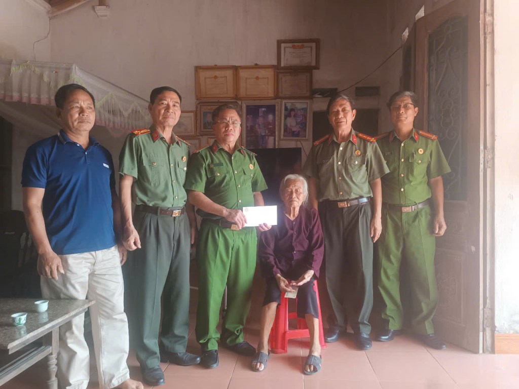 Hội cựu Công an nhân dân xã Xuân Cẩm-Bắc Ninh thăm, tặng quà hội viên nhân ngày&nbsp;27/7
