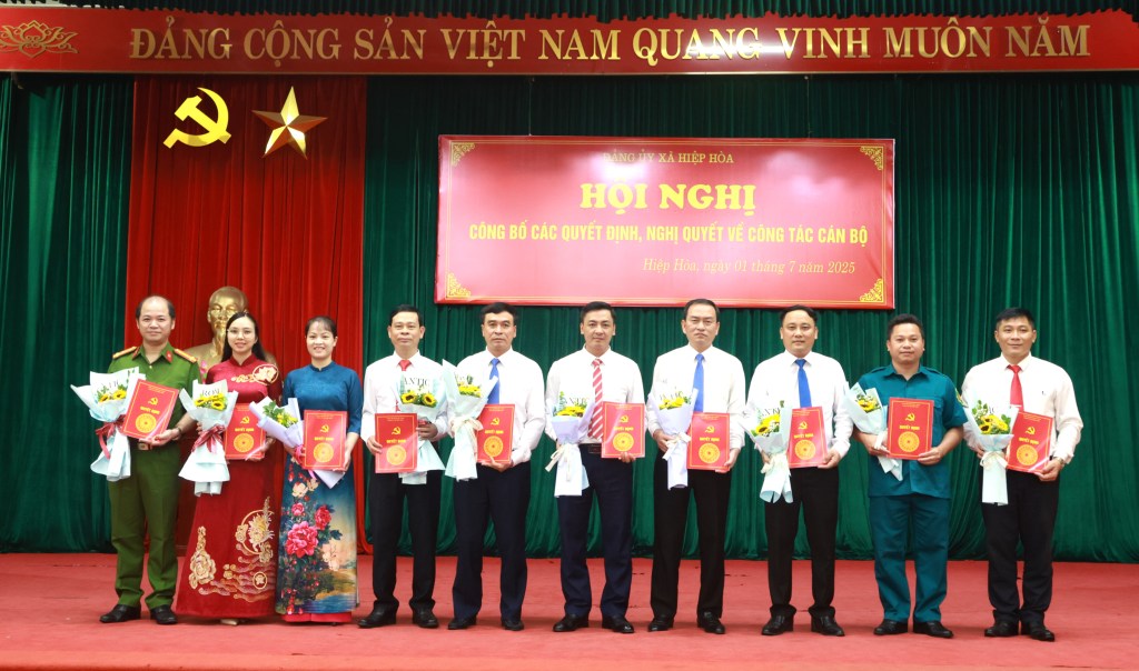 Đảng ủy xã Hiệp Hòa công bố các quyết định, Nghị quyết về công tác cán&nbsp;bộ