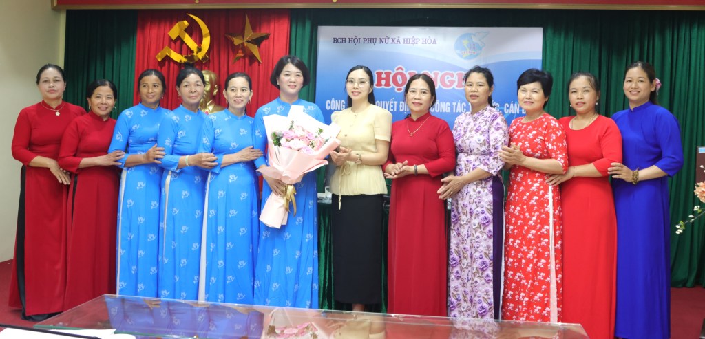 Hội LHPN xã Hiệp Hòa công bố các quyết định về công tác cán&nbsp;bộ