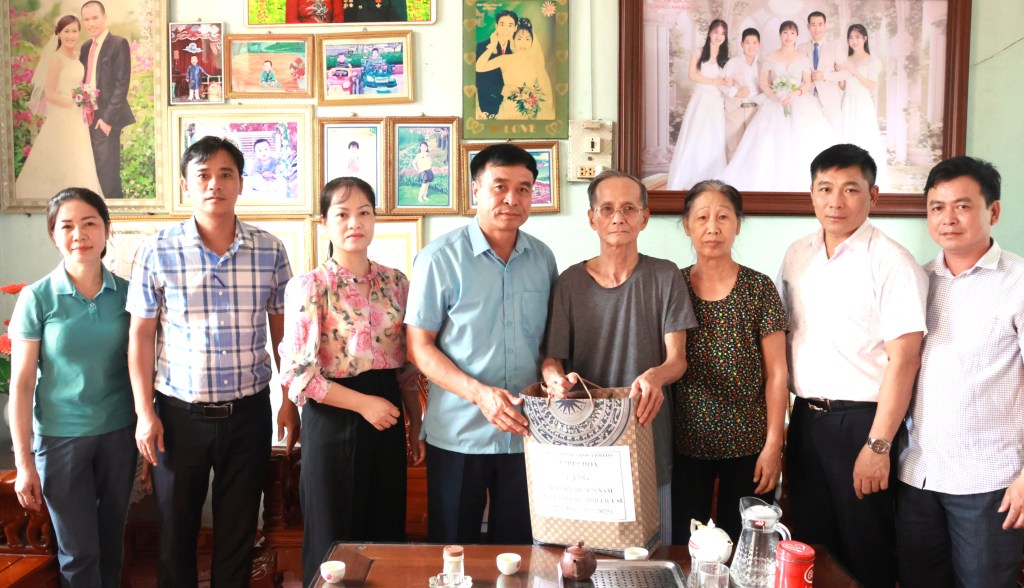 Hiệp Hoà: Chủ tịch UBND xã Nguyễn Xuân Thảo thăm, tặng quà tri ân các gia đình chính&nbsp;sách