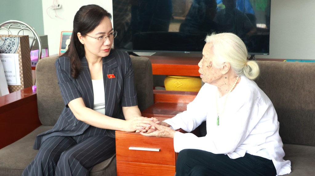 Đoàn ĐBQH tỉnh Bắc Ninh thăm, tặng quà tri ân các gia đình chính sách tại Hiệp&nbsp;Hòa