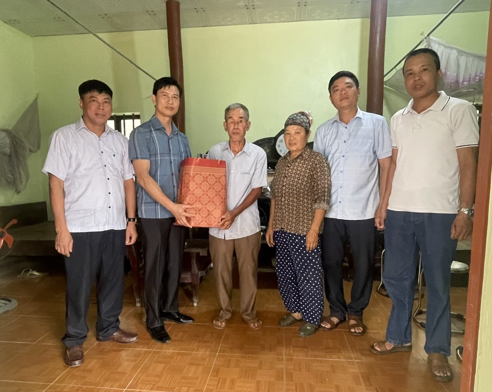 Lãnh đạo xã Hợp Thịnh thăm, tặng quà thương&nbsp;binh