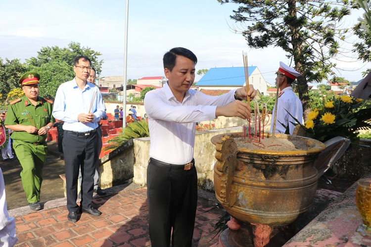 Lãnh đạo xã Hoàng Vân viếng nghĩa trang liệt sĩ nhân kỷ niệm 78 năm ngày Thương binh – Liệt&nbsp;sĩ
