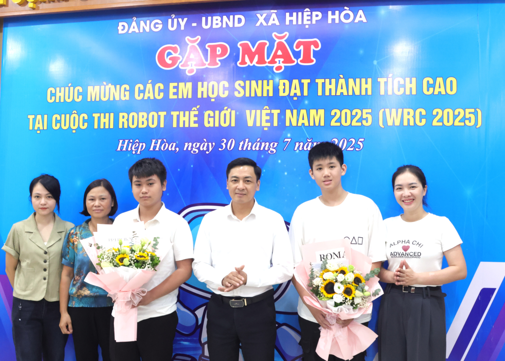 Lãnh đạo xã Hiệp Hòa gặp mặt động viên chúc mừng học sinh đạt thành tích tại cuộc thi Robot Thế giới Việt Nam&nbsp;2025.