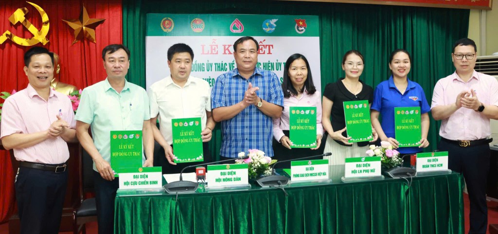 Các tổ chức chính trị- xã hội xã Xuân Cẩm ký kết hợp đồng ủy thác với Ngân hàng CSXH Hiệp&nbsp;Hoà