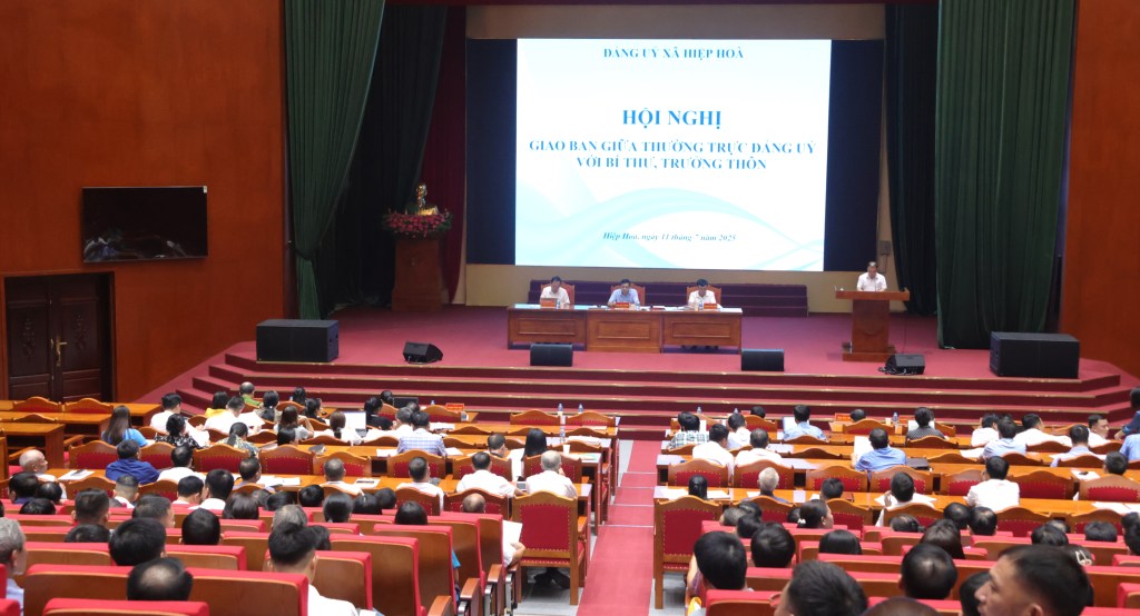 Thường trực Đảng ủy xã Hiệp Hòa giao ban với Bí thư, Trưởng&nbsp;thôn