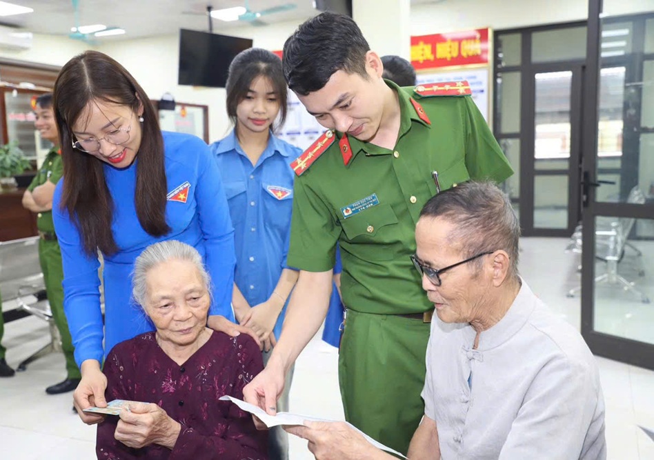 Công an xã Hiệp Hòa tiếp nhận giải quyết TTHC cho nhân dân xuyên kỳ nghỉ lễ Quốc&nbsp;khánh