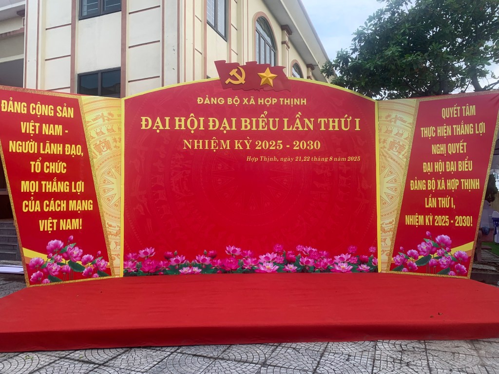 Rực rỡ cờ hoa chào mừng Đại hội đại biểu Đảng bộ xã Hợp&nbsp;Thịnh