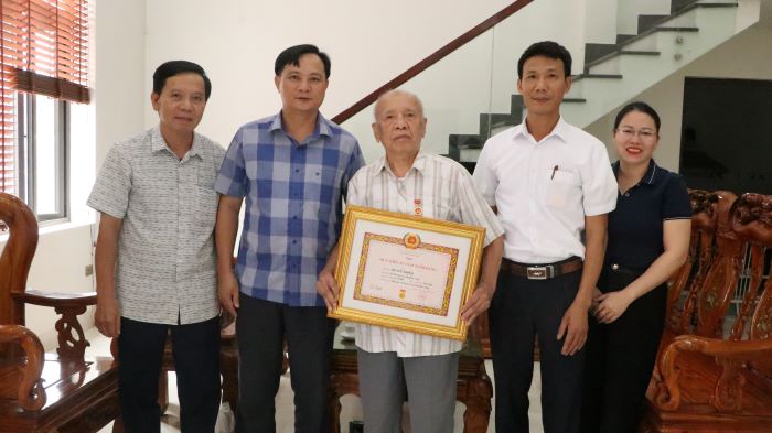 Hoàng Vân: Trao tặng Huy hiệu 65 tuổi Đảng tại nhà riêng cho đảng viên lão&nbsp;thành