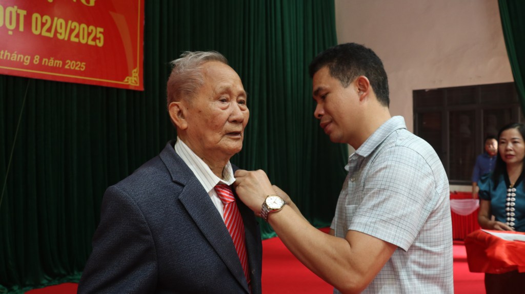 Ngày 28/8, Đảng ủy xã Xuân Cẩm đã long trọng tổ chức Lễ trao Huy hiệu Đảng đợt 2/9 cho các đồng chí đảng viên tiêu biểu, đủ tiêu chuẩn điều kiện trong Đảng bộ&nbsp;xã.