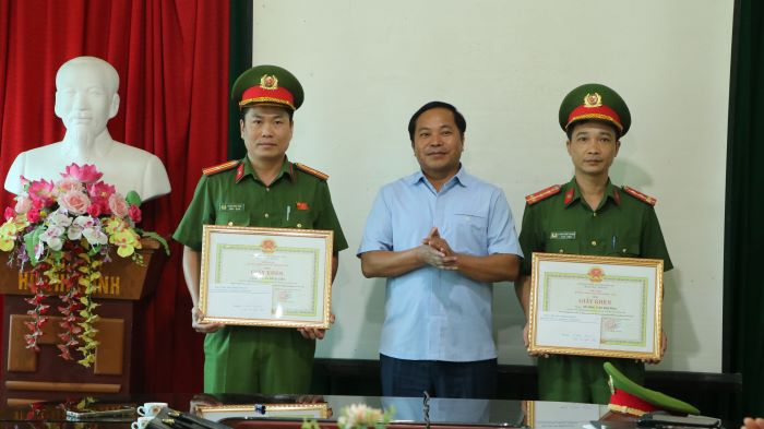 Thưởng nóng Công an xã Hoàng Vân đã lập thành tích xuất sắc trong công tác đấu tranh phòng, chống tội phạm ma&nbsp;túy