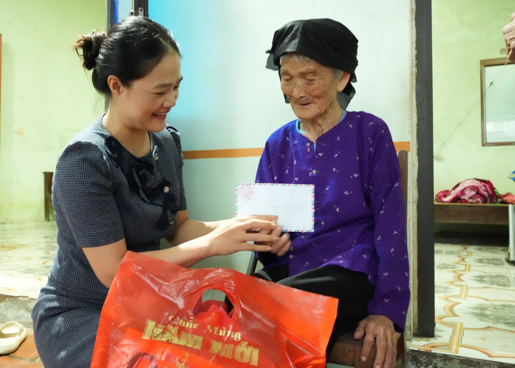 Bà Hoàng Thị Phương thăm, tặng quà người cao tuổi tại xã Hợp&nbsp;Thịnh