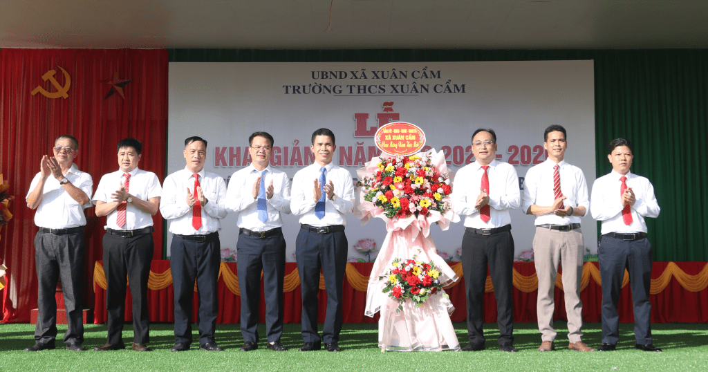 Bí thư Đảng ủy Hoàng Công Bộ dự lễ khai giảng tại Trường Trung học cơ sở Xuân&nbsp;Cẩm