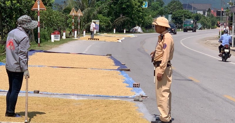 Không tuốt lúa, phơi rơm rạ, thóc lúa ảnh hưởng đến&nbsp;ATGT