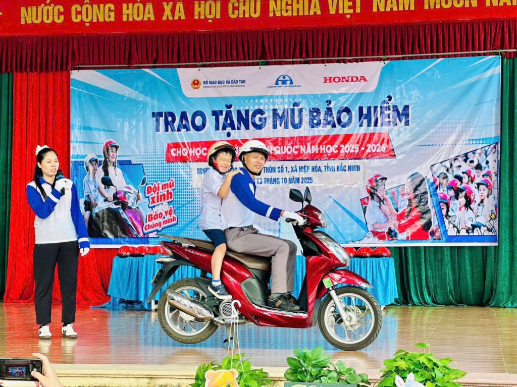 HEAD ĐÔNG NGÀN TRAO TẶNG MŨ BẢO HIỂM CHO HỌC SINH LỚP&nbsp;1