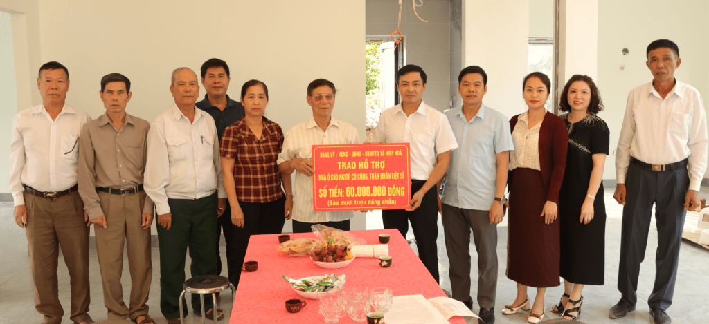 Lãnh đạo xã Hiệp Hòa trao kinh phí hỗ trợ Người có công xây dựng nhà&nbsp;ở