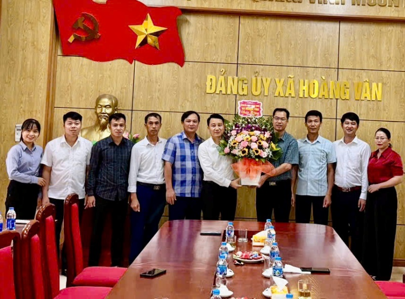 Lãnh đạo Đảng ủy Hoàng Vân tặng hoa chúc mừng ngày truyền thống các Ban xây dựng Đảng và Văn phòng Đảng&nbsp;ủy