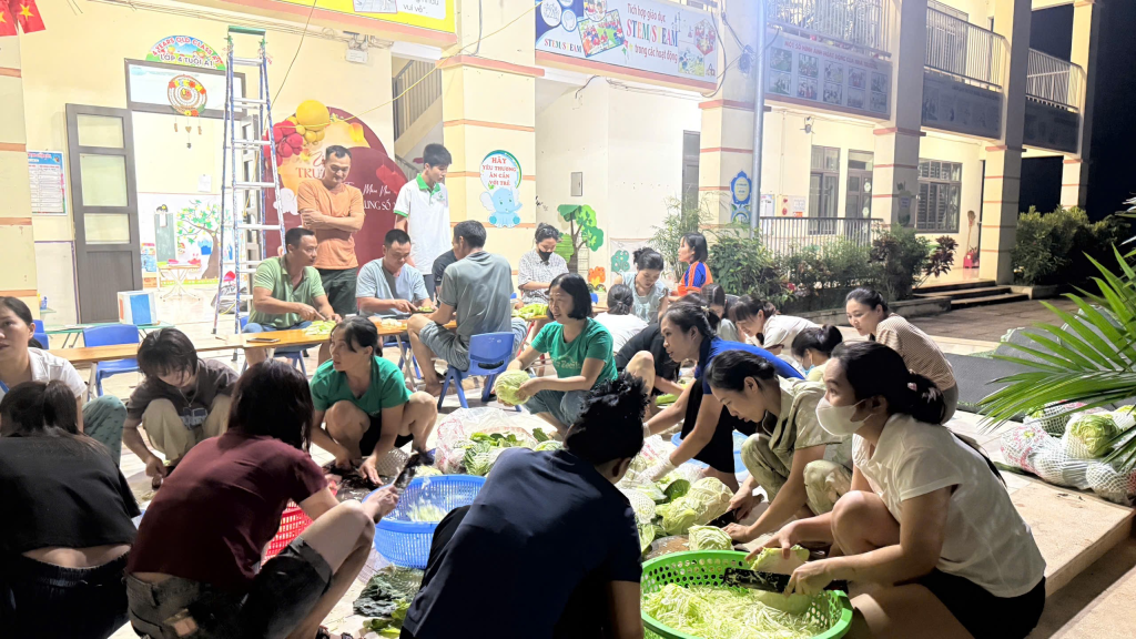 Cán bộ, giáo viên, nhân viên Trường mầm non Mai Trung số 2 chung tay phòng chống lụt&nbsp;bão