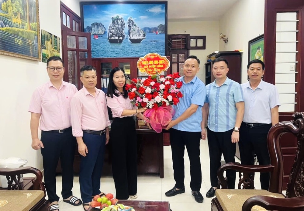 Lãnh đạo xã Hiệp Hòa thăm, tặng hoa chúc mừng kỷ niệm 23 năm Ngày thành lập Ngân hàng&nbsp;CSXH