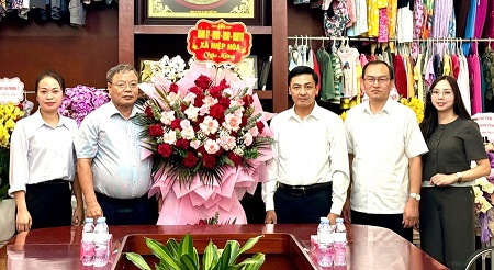 Lãnh đạo xã Hiệp Hòa thăm, chúc mừng công ty cổ phần may xuất khẩu Hà Phong nhân Ngày Doanh nhân Việt&nbsp;Nam