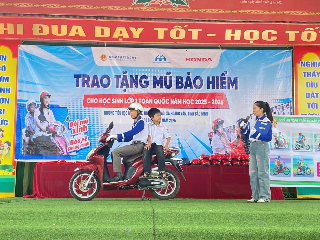 HONDA ĐÔNG NGÀN TẶNG MŨ BẢO HIỂM CHO HỌC SINH LỚP 1 TẠI TRƯỜNG TIỂU HỌC NGỌC SƠN XÃ HOÀNG&nbsp;VÂN