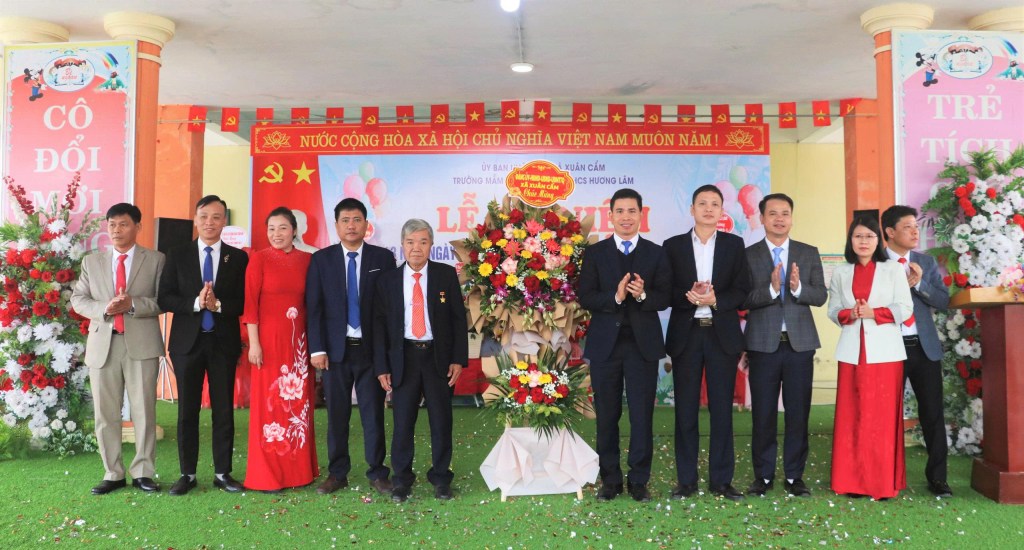 Đồng chí Hoàng Công Bộ, bí thư Đảng ủy xã Xuân Cẩm dự lễ kỷ niệm 43 năm ngày nhà giáo việt nam tại trường Mầm non Hương&nbsp;Lâm