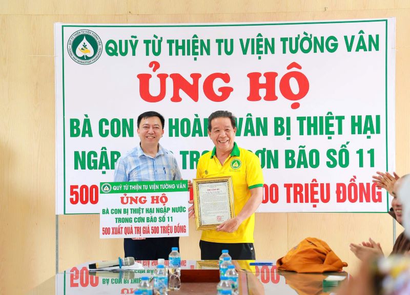 Đoàn cứu trợ Quỹ Từ thiện Tu viện Tường Vân trao tặng 500 suất quà cho hộ khó khăn, chịu ảnh hưởng của bão&nbsp;lụt
