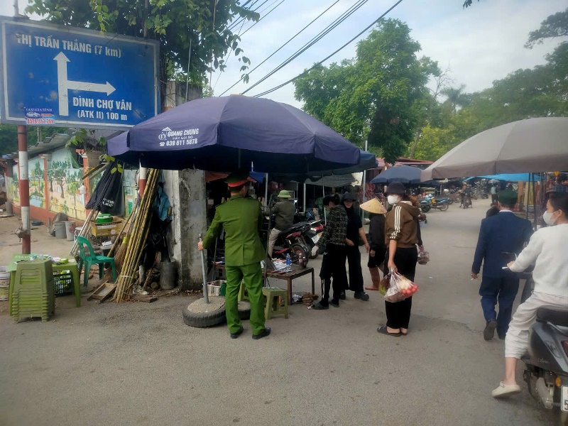 Hoàng Vân ra quân giải tỏa hành lang an toàn giao&nbsp;thông