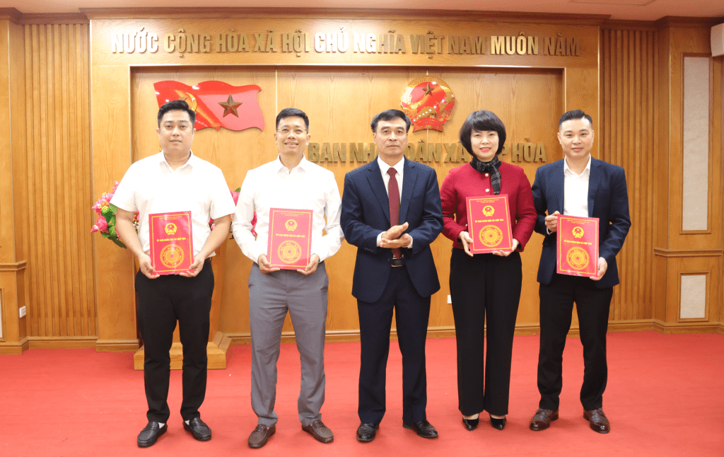 Hiệp Hoà: Công bố Quyết định của Chủ tịch UBND xã về công tác cán&nbsp;bộ