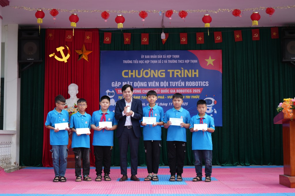 Gặp mặt động viên đội tuyển tham dự Cuộc thi Sáng tạo Robotics Toàn quốc lần thứ V, năm&nbsp;2025