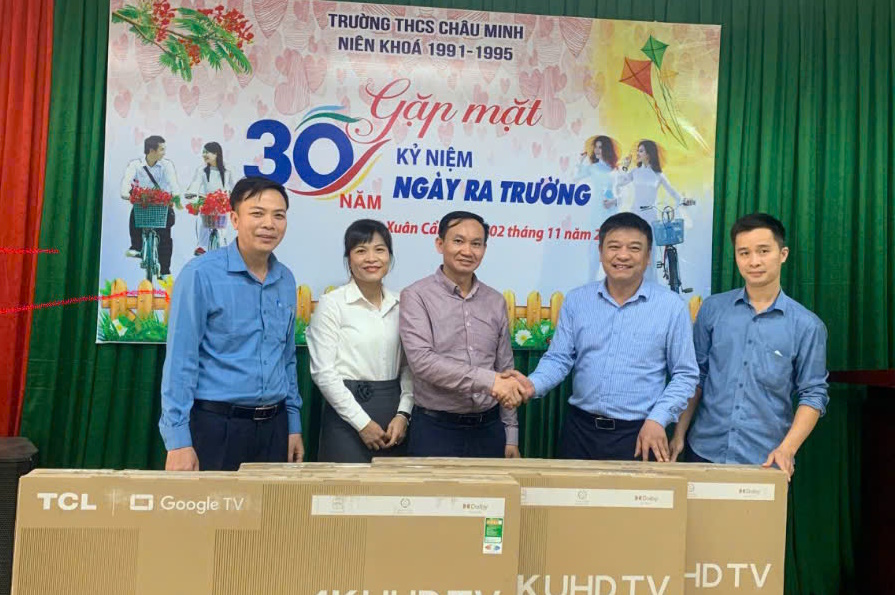 Cựu học sinh niên khóa 1991 – 1995 trao tặng tivi tại trường THCS Châu&nbsp;Minh