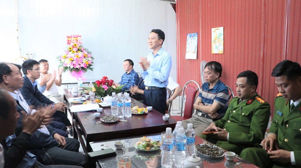 Đồng chí Bí thư Đảng ủy chúc mừng Giáo họ Hoàng Vân và đồng bào Công giáo nhân dịp lễ Giáng sinh tại thôn Hoàng&nbsp;Liên