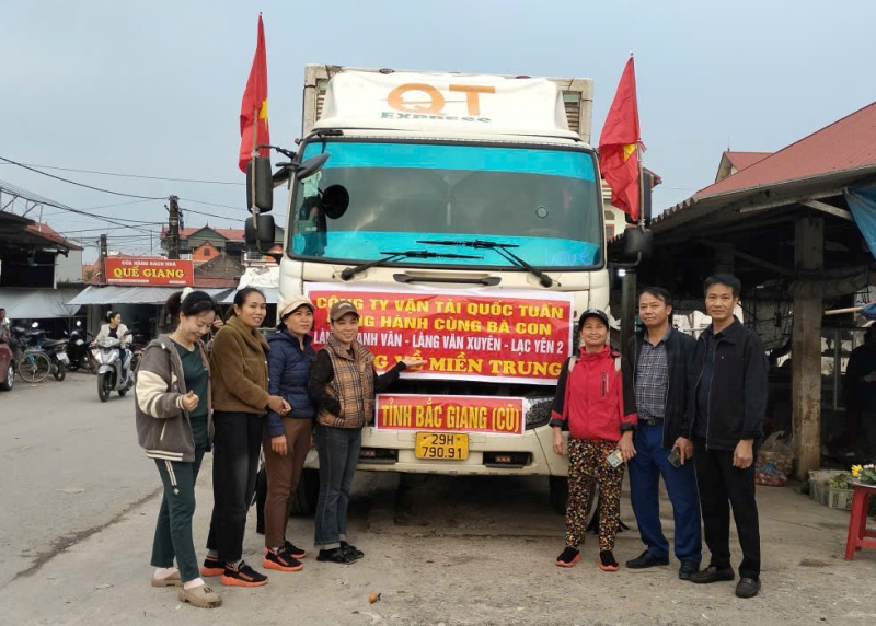 Nhân dân xã Hoàng Vân ủng hộ nhu yếu phẩm cho đồng bào Miền Trung bị bão&nbsp;lụ