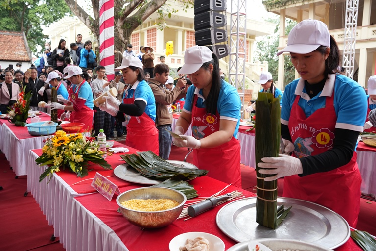 Sôi nổi hội thi gói bánh chưng&nbsp;Vân