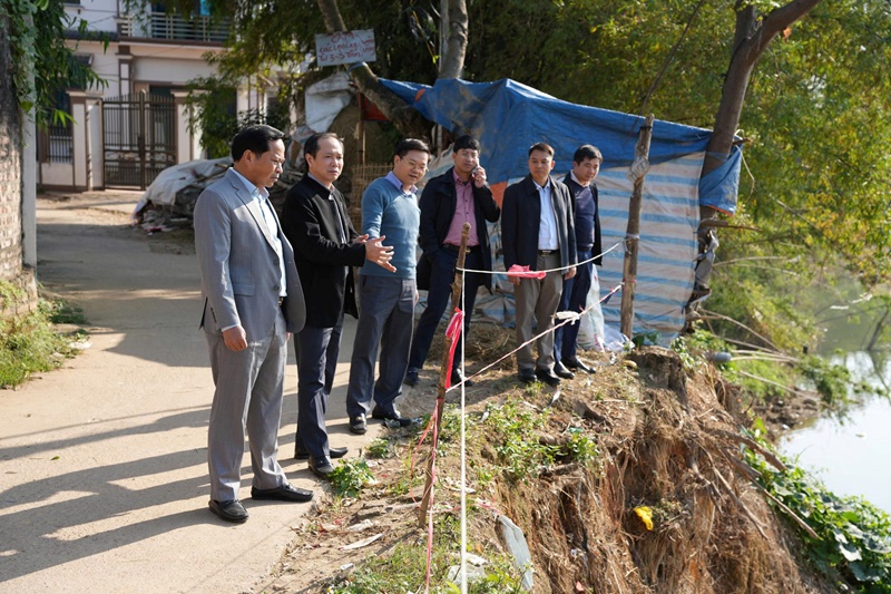 Bàn biện pháp xử lý sạt trượt mái bờ sông cầu thuộc thôn Thắng lợi- xã Hoàng&nbsp;Vân