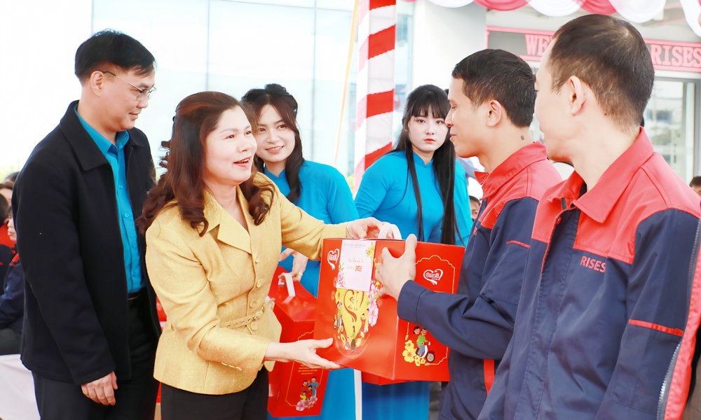 Phó Chủ tịch HĐND tỉnh Lâm Thị Hương Thành tặng quà Tết công nhân khó khăn tại Xuân&nbsp;Cẩm