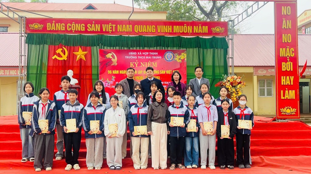 Trường THCS Mai Trung tổ chức kỷ niệm 96 năm ngày thành lập Đảng Cộng sản Việt Nam (3/2/1930 – 3/2/2026) và tuyên dương, khen thưởng giáo viên, học sinh giỏi văn hóa cấp tỉnh 