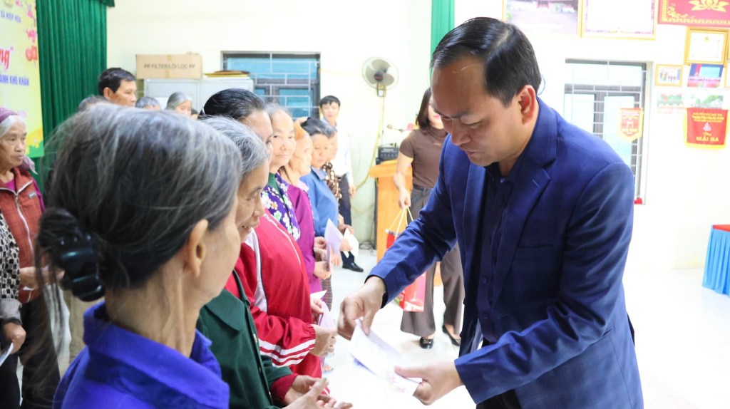 Hiệp Hòa: Thiết thực chương trình “Xuân gắn kết – Tết yêu thương” trao tặng gần 720 suất quà cho người&nbsp;nghèo.