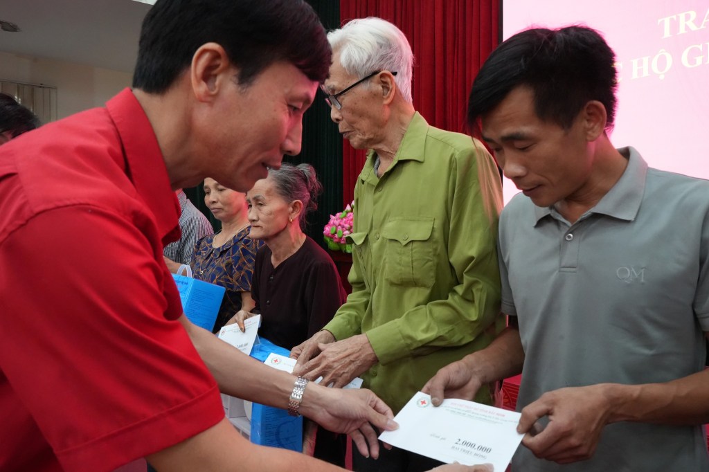 10 gia đình đặc biệt khó khăn được hỗ trợ kinh phí lâu&nbsp;dài