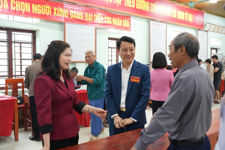 Đồng chí Lâm Thị Hương Thành kiểm tra công tác bầu cử tại Hoàng&nbsp;Vân