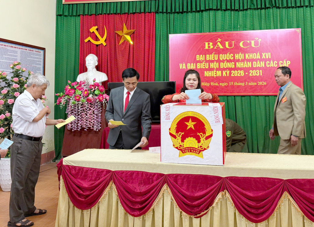 Phó Chủ tịch HĐND tỉnh Lâm Thị Hương Thành dự khai mạc và bỏ phiếu bầu cử tại xã Hiệp&nbsp;Hòa