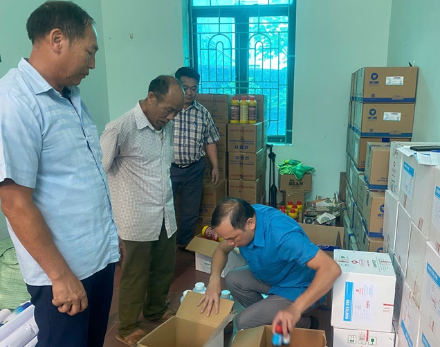 Hoàng Vân: Cấp phát hóa chất cho 40 thôn thực hiện tiêu độc, khử&nbsp;trùng