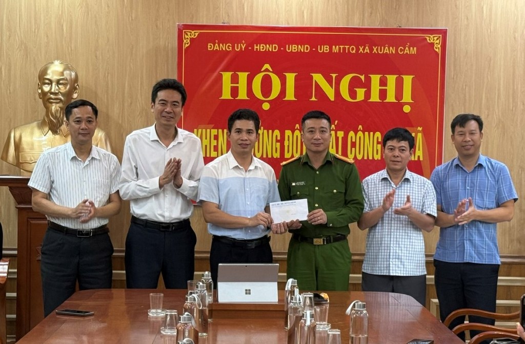 Xã Xuân Cẩm thưởng đột xuất Công an xã vì thành tích xuất sắc trong đấu tranh phòng, chống tội&nbsp;phạm