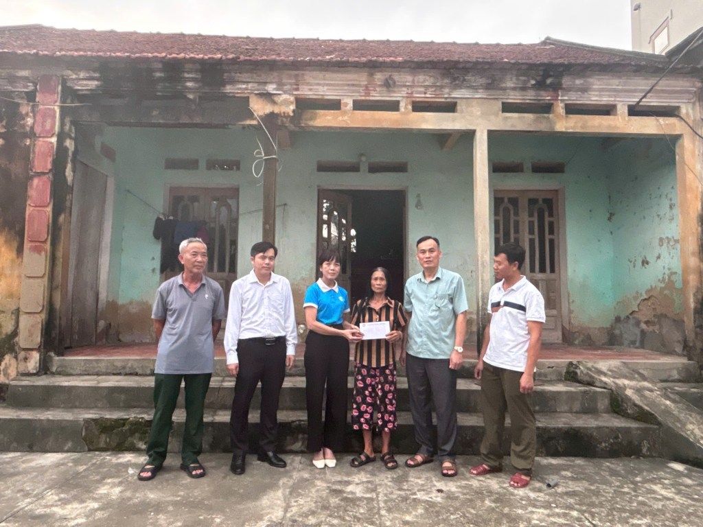 Lãnh đạo xã Hợp Thịnh- Bắc Ninh thăm hỏi, động viên các gia đình bị thiệt hại do mưa&nbsp;lũ