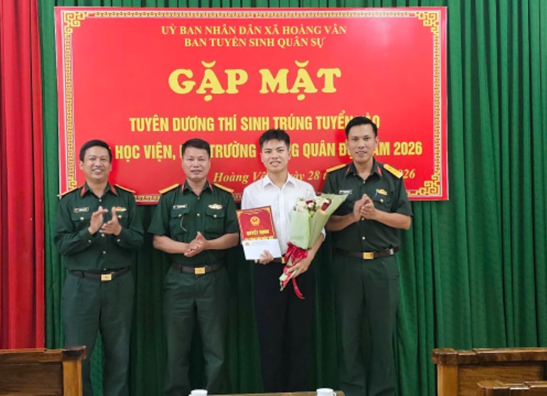 Hoàng Vân- Bắc Ninh gặp mặt, tặng quà thí sinh trúng tuyển vào các trường Quân&nbsp;đội